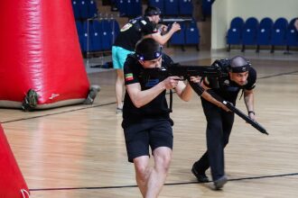 Игроки LASERWAR в движении занимают позиции у красных укрытий.